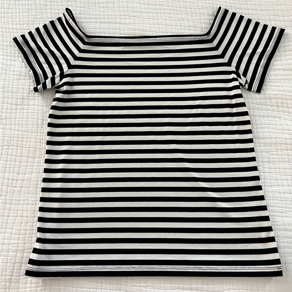 ⭐️ 3/$18⭐️ Black and White Fitted Short Sleeve Top - Picture 3 of 6